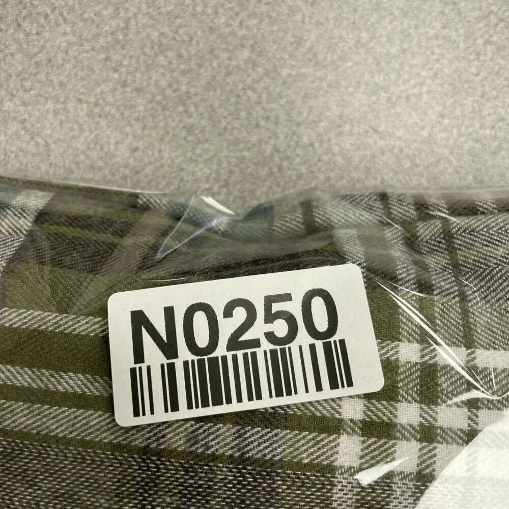 Weatherproof Vintage Men's M Green & White Plaid Button-Up Flannel Shirt N0250